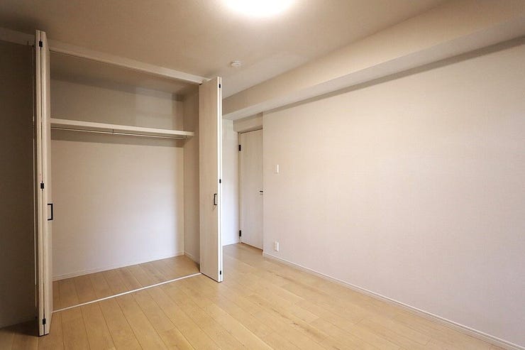 全ての洋室に収納がございます。
それとは別に廊下にも収納があるので、大家族でお荷物がたくさんあっても安心