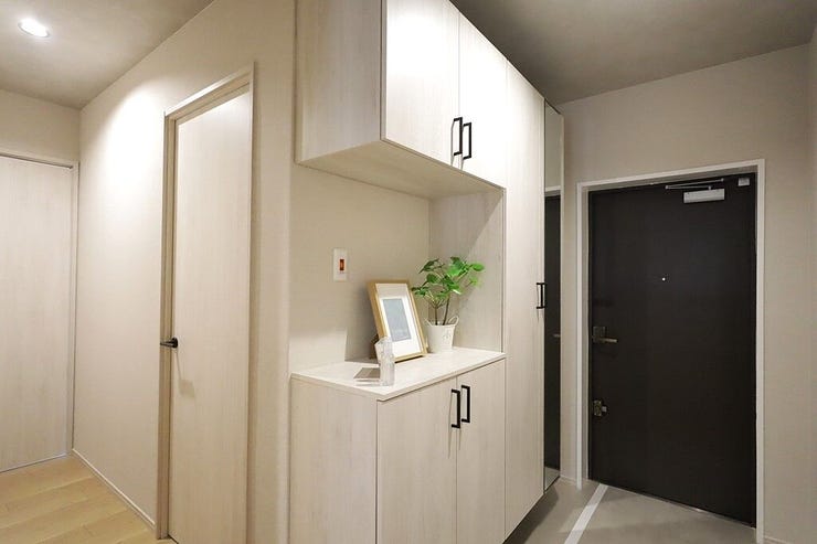 玄関スペース
シューズボックスは新調です。
こちらもダウンライト新調でとても明るいです。