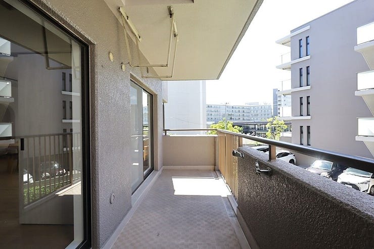 ワイドバルコニー
南向きなので、植物を育てたり用途もいろいろ!