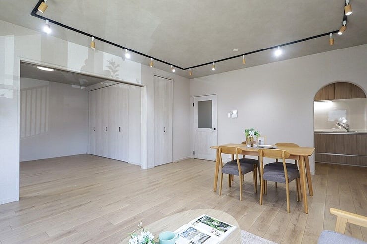 キッチンへの通路がアーチ形になっていてとてもおしゃれ
間接照明で柔らかな光がお部屋全体を包み込みます。