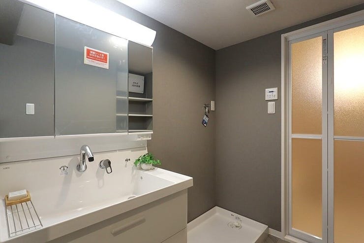 【新調】
三面鏡タイプの洗面化粧台。
鏡の裏が収納となっています。