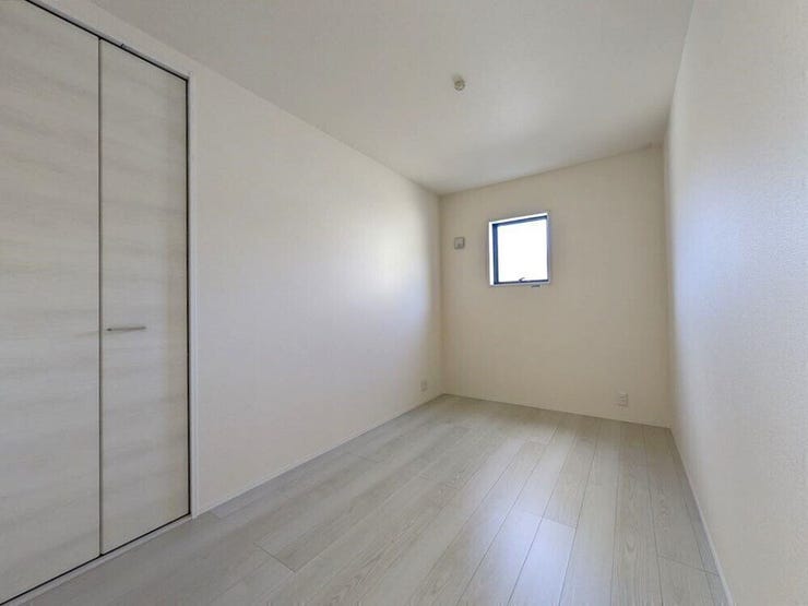 【同社施工例】
リビングに隣接した洋室は、バリアフリーなのでご高齢の方やお子様のためのお部屋としても重宝しそうです