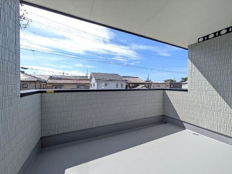 【同社施工例】
南バルコニーで毎日のお洗濯も楽々快適。