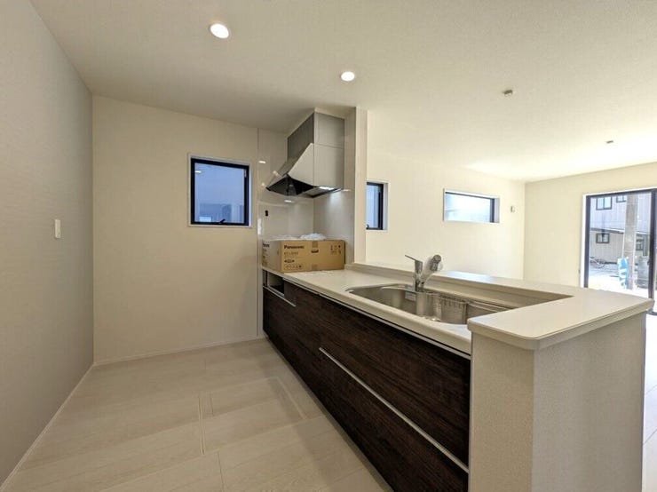 【同社施工例】
料理をしながら会話が楽しめる対面キッチン!リビングで遊ぶお子様の様子も見えるので安心です♪