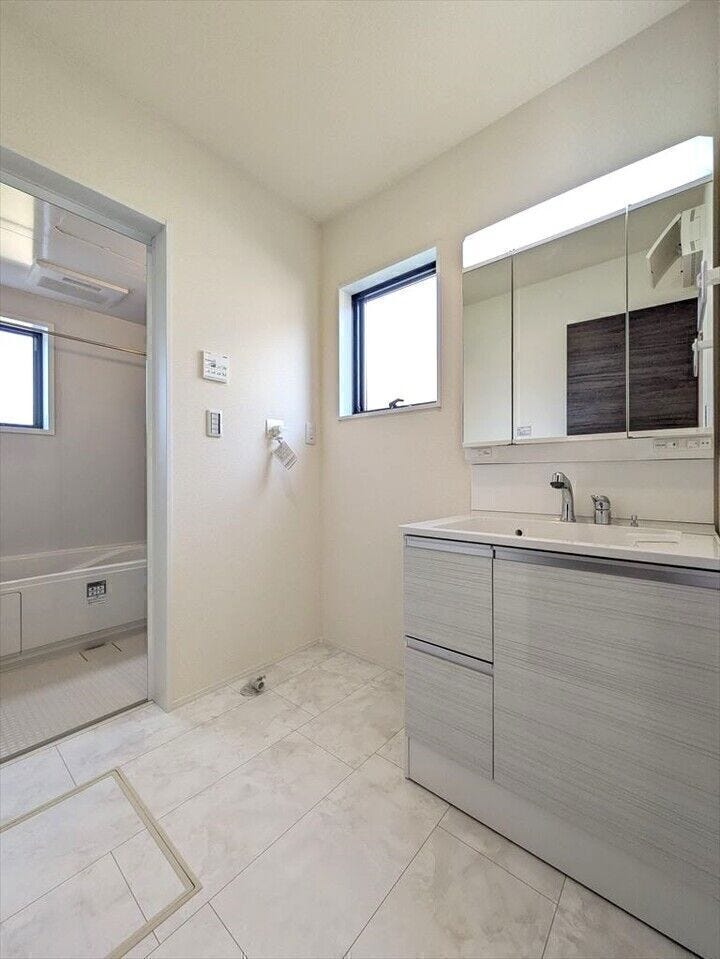 【同社施工例】
収納箇所が豊富な洗面台。朝の忙しい時間の身支度も大きな鏡でゆったりと支度ができます