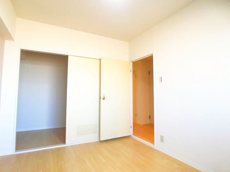 静かで安らげる寝室。好きなインテリアを楽しめるシンプルなデザインです。
(撮影日:2025-11-17)