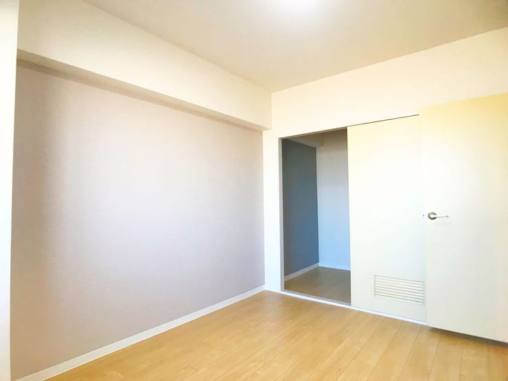 心地よい光が差し込む寝室。日々の疲れを癒せるプライベート空間です。
(撮影日:2025-11-17)