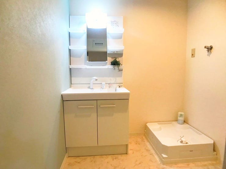 清潔感のある洗面所。朝の準備がスムーズに進む使い勝手の良い空間です。
(撮影日:2025-11-17)