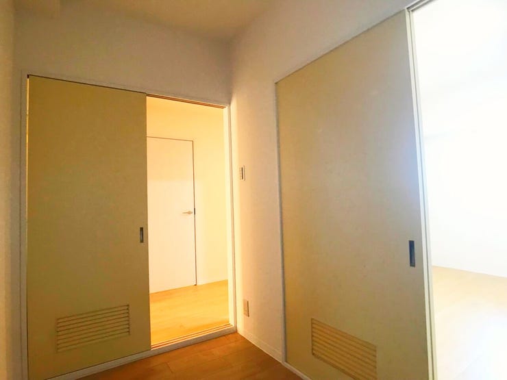 シンプルで柔軟に使える子供部屋。学習スペースや寝室としても快適に使えます。
(撮影日:2025-11-17)