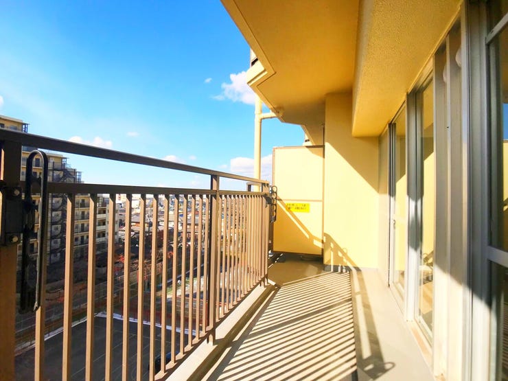 開放的で日当たりの良いバルコニー。洗濯物も気持ちよく乾き、外時間も楽しめるスペースです。
(撮影日:2025-11-17)