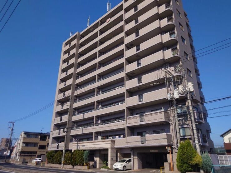 【外観】
徒歩圏内にスーパーやコンビニ、ドラッグストアなどの買い物施設が整っています。車で約5~6分(1.5km圏内)の場所には大型商業施設の「ゆめタウン福山」もあり、休日のお出かけもスムーズです