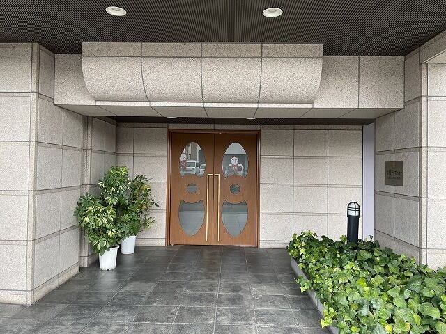 センターインによる独立性の高さ玄関が住戸の中央付近にあるため、北側の洋室2部屋と、南側のLDK・和室が明確に分かれています。家族間でもプライバシーを保ちやすい、分譲マンションらしい贅沢な造りです