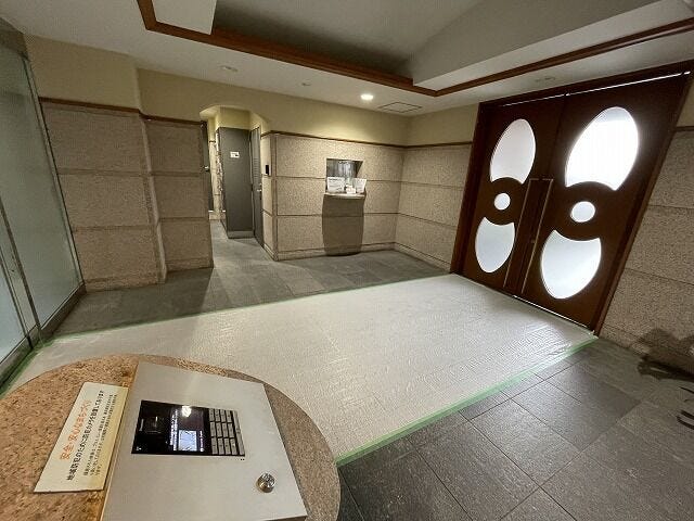 「プライベートポーチ」のゆとり玄関前のポーチは、共用廊下からの視線を遮るだけでなく、ベビーカーの一時置きなどにも重宝する嬉しいスペースです