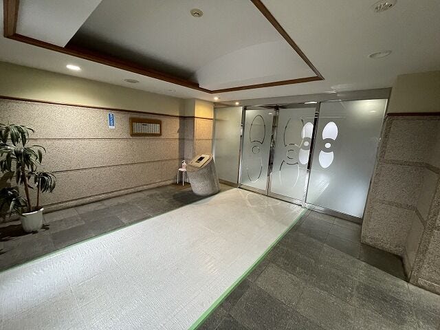 機能的なキッチン周り3.2帖のキッチンは、背面にカップボードを置くスペースがしっかり確保されており、冷蔵庫やWIC(パントリー的活用)への動線もスムーズです