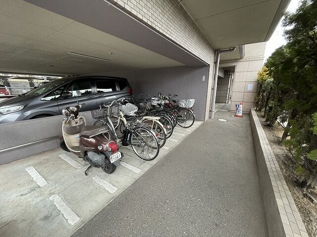 交通アクセス最寄りの「手城入口」バス停まで徒歩約4分で、福山駅方面へのアクセスが確保されています。国道2号線へも出やすく、車移動が中心の方にとっても便利な立地で