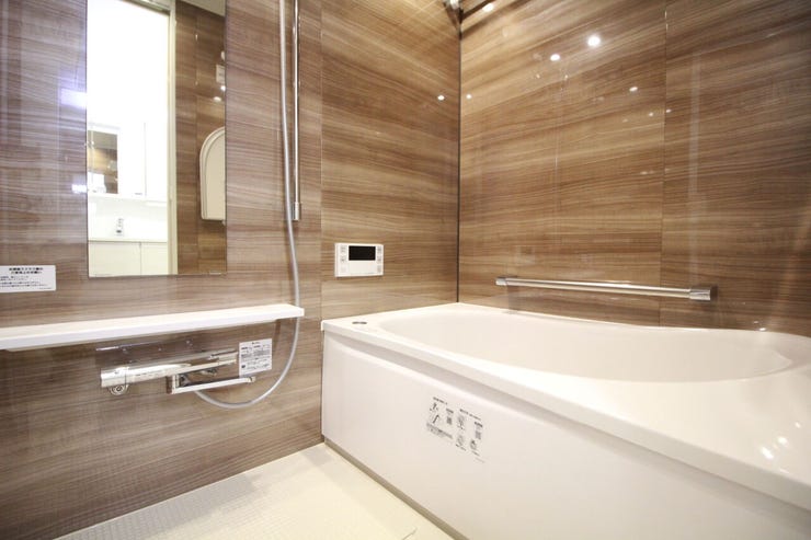 1日の疲れを癒すユニットバス・・・柔らかな曲線で構成された半身浴も楽しめるバスタブが心地よさをもたらします。