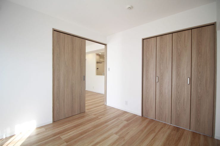 シンプルなデザインの洋室に収納を完備。生活に必要なものをすっきり片付けられ、快適な空間が保てます。