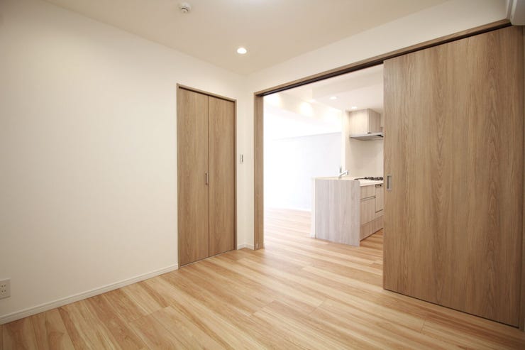 窓のない作りで、外部の音が気にならず寝室以外にも勉強やお仕事にも最適です。