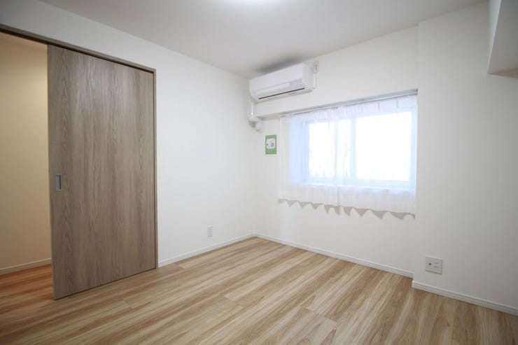 大きな窓から光が差し込む明るいお部屋です♪居室にはクローゼットを完備し、自由度の高い家具の配置が叶うシンプルな空間です♪