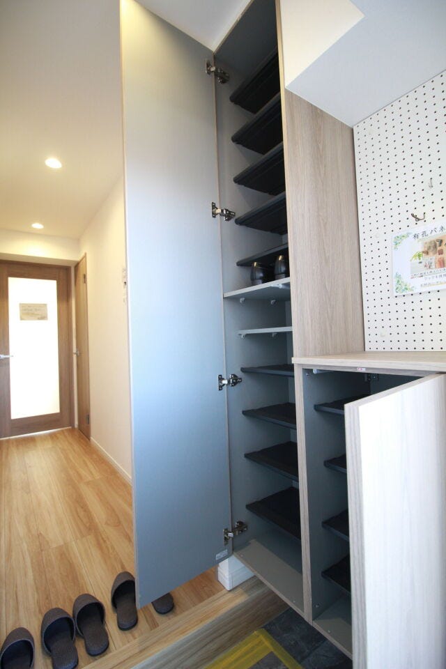 【シューズボックス】玄関には下足棚が付いており、ご家族みんなの靴もすっきりと収納できます♪