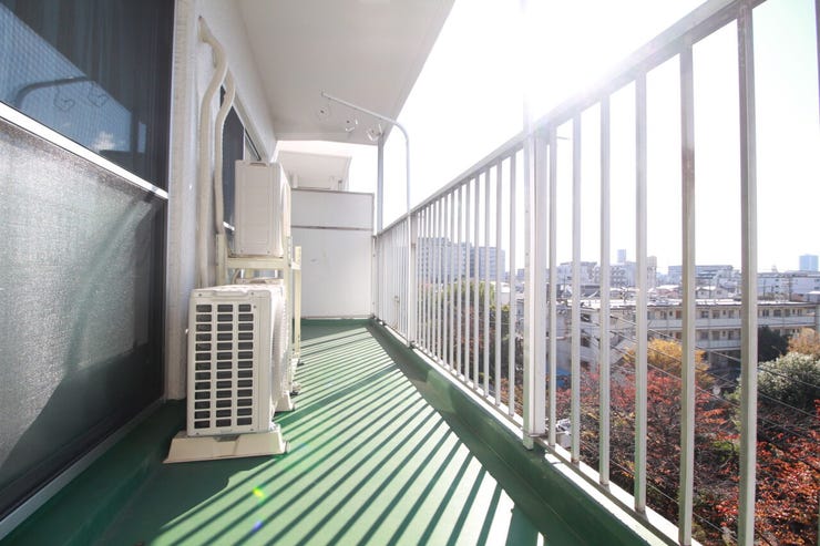 多くの陽光を取り込み、空間を明るく演出するバルコニー!室内の空気を入れ換えられて気持ち良く過ごせます♪