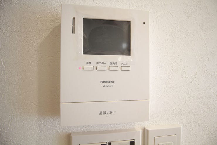 「見える安心」をカタチにしました。誰が来てもわかる様にモニター付きインターホンを設置。家事導線を考慮した個所に設置し、防犯性と利便性に優れ快適と安らぎを合わせた優しい設計。