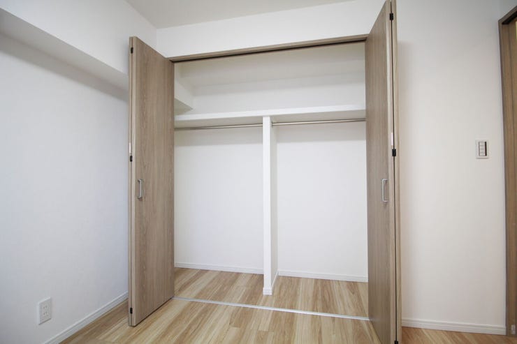 【クローゼット】洋服の保管やしまうスペースは大人1人につき約一畳分が理想です。通路を確保できればより快適に使いこなせます。