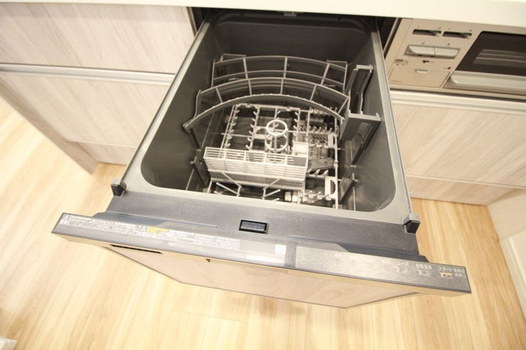 【食器洗浄乾燥機】家事のお手伝いをしてくれます。食器を洗っている間にお掃除など、様々なシーンで家事の時短に役立つ食洗機。
