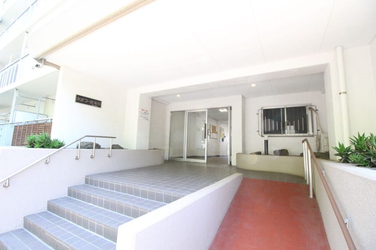 来訪者の方が最初に印象に残るのが、エントランスです。陽ざしが注ぎ、開放感があるスペースです。訪問先への期待感が高まります。来訪者の方へのウェルカムスペースといえるでしょう。