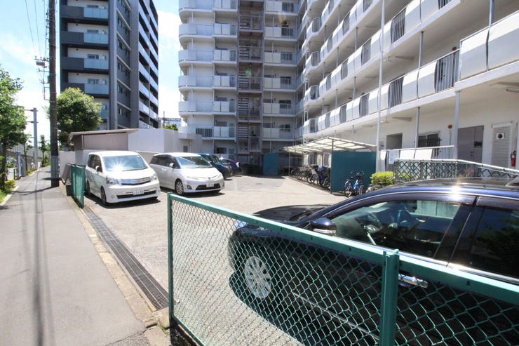 通勤や家族の送迎など、毎日の生活にマイカーが欠かせない方にとって駐車場は大切な条件です。