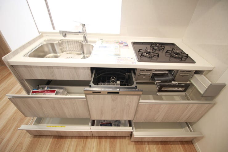 【カウンターキッチン】広くて収納力もあるので、快適に料理をすることができます。食器や炊事用具を手の届くところにおけるので便利です♪