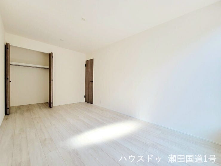 2F洋室7.5帖です。クローゼットも備え付けられているため、衣類や小物をスッキリ収納できます。