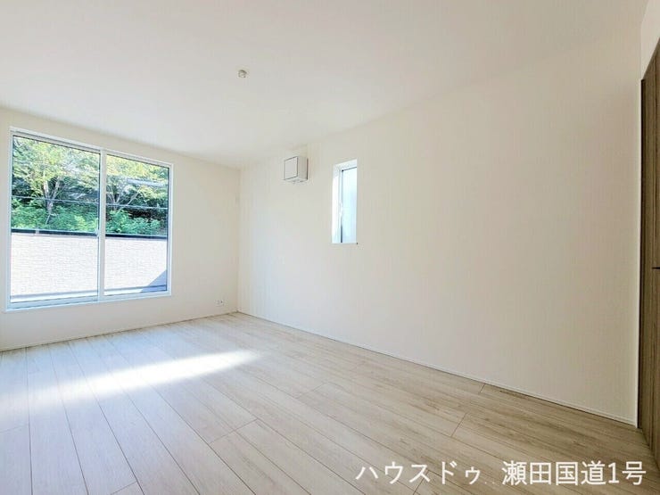 2F洋室7.5帖です。大きな掃き出し窓から自然光がたっぷり入り込み、部屋全体が明るく開放的です。