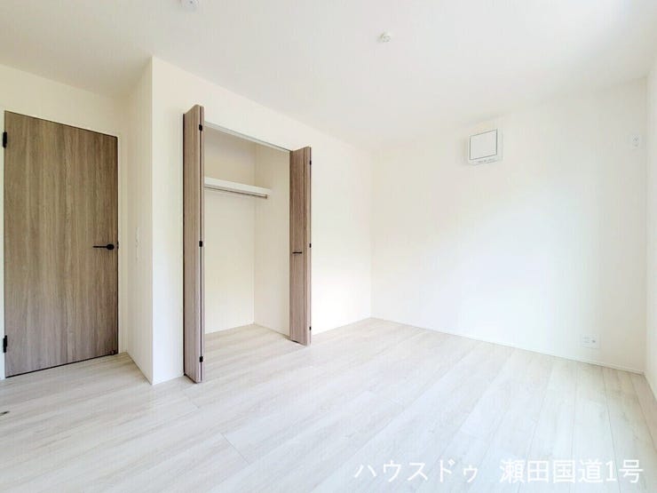 2F洋室6.5帖です。クローゼットも備え付けられているため、衣類や小物をスッキリ収納できます。