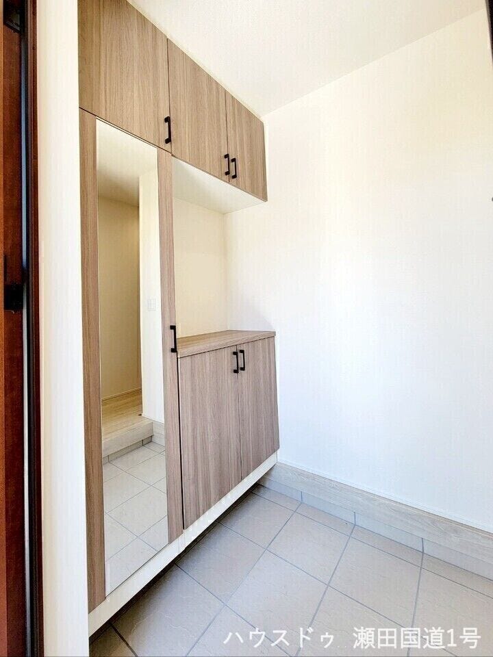 扉の一部が鏡になっているため、外出前の身だしなみチェックができます。