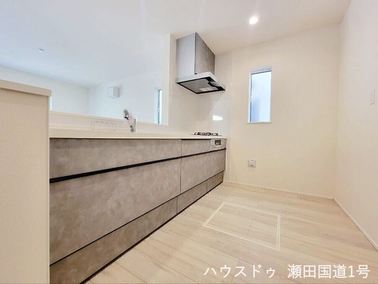 スタイリッシュなシステムキッチンは、リビング・ダイニングが見渡せるため、料理をしながらでも家族とコミュニケーションが取りやすい配置です。