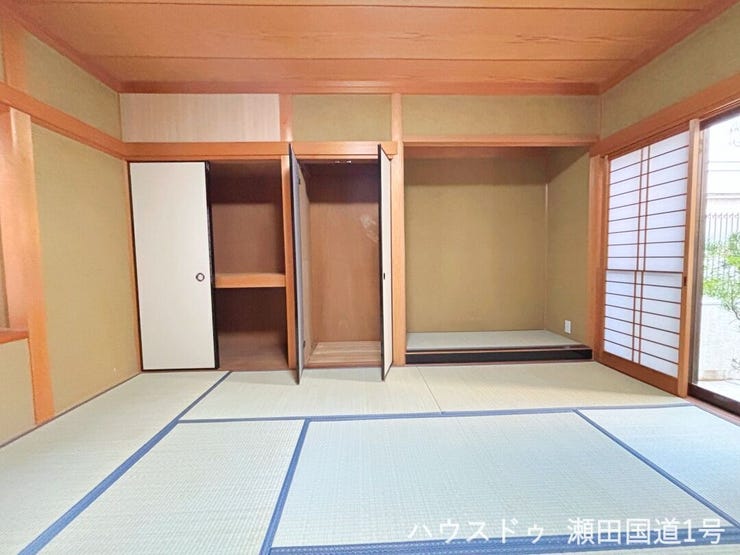 約7.8帖の広々とした和室は、客間、寝室、子供の遊び場など、様々な用途に利用可能です。畳の上でくつろいだり、布団を敷いて寝たりと、ライフスタイルに合わせて柔軟に空間を使えます。