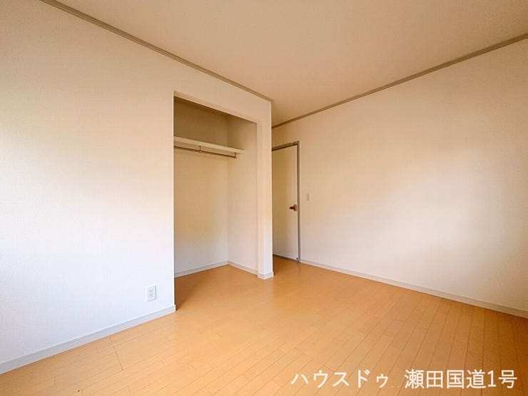 北側6帖洋室です。壁に設けられたクローゼットは、衣類や荷物をすっきりと収納するのに役立ちます。