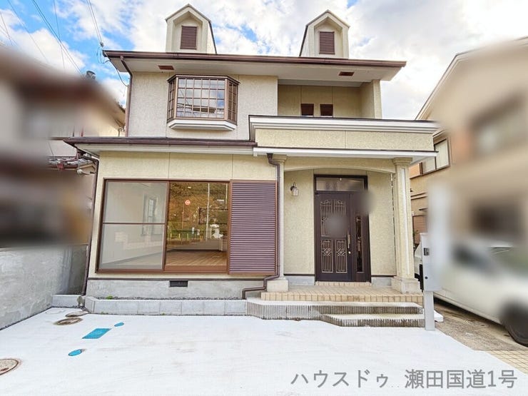 【外観写真】
ドーマー窓や出窓、玄関ポーチの柱など、洋風のデザインが取り入れられた個性的な外観が特徴です。