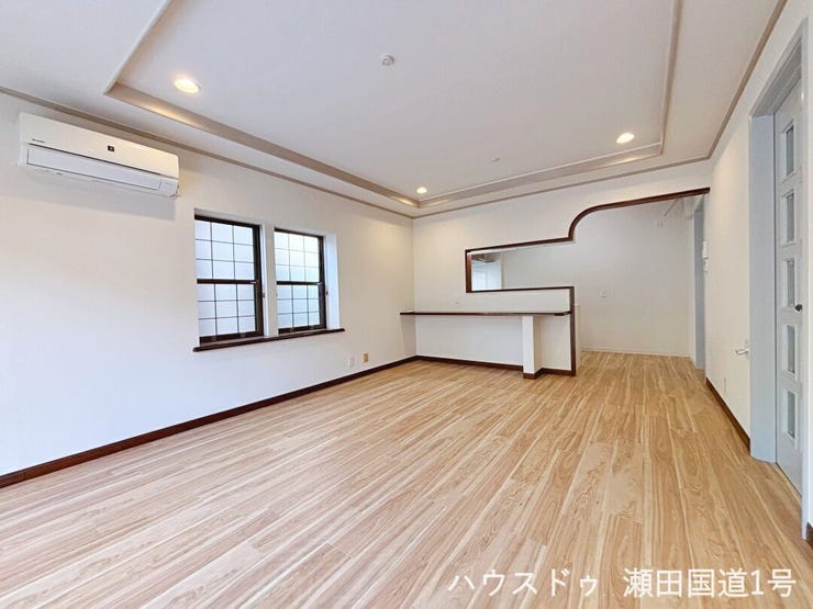 広々としたリビングは、家族みんながゆったりとくつろげる安らぎの空間です。