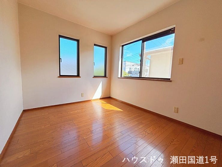 2F6帖洋室です。
自然光がたっぷりと差し込み、明るく開放的な空間を演出できます。