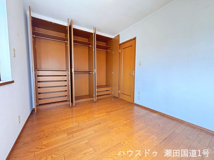 2F6帖洋室です。
大容量のクローゼットは、季節の衣類や布団、スーツケースなど、かさばる荷物もまとめて収納できます。