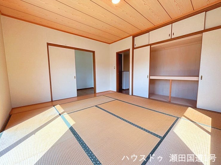 2F8帖和室です。
大きな押入れがあり、布団や季節の衣類、かさばる荷物などをたっぷりと収納できます。