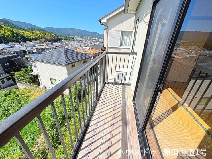 周囲の住宅地や遠くの山並みまで見渡せる、開放的で遮るもののない眺望が魅力です。