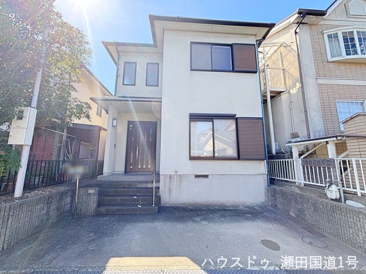 【外観】
玄関前には手すり付きの階段が設けられており、小さなお子様からご高齢の方まで安全に昇降できます。