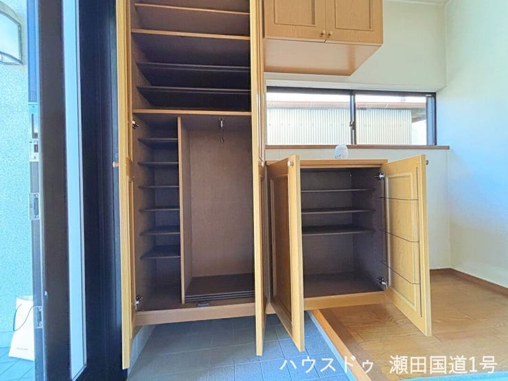 大型の下駄箱が設置されており、家族全員の靴はもちろん、傘、掃除道具などもすっきりと収納できます。玄関周りを常にきれいに保つことができます。