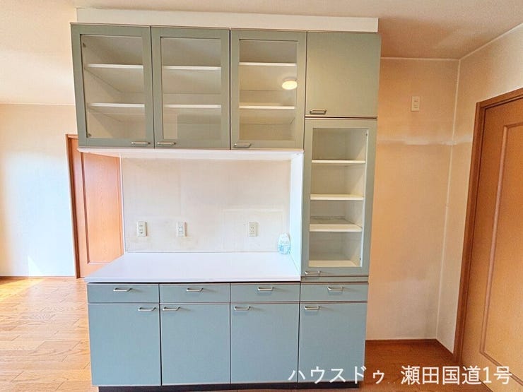 システムキッチンと同色のカップボードは、食器類や調理家電をたっぷりと収納でき、キッチン周りを常にすっきりと片付けられます。