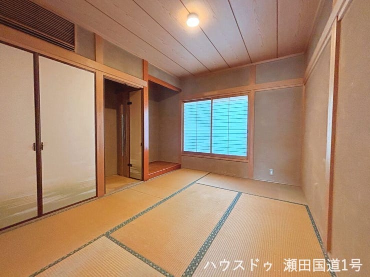 落ち着いた雰囲気の和室は、客間としてはもちろん、小さなお子様の遊び場、家事スペース、または寝室など、様々な用途に柔軟に対応できます。