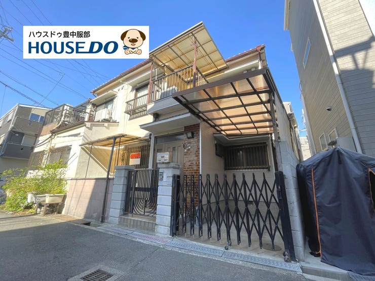 【外観】
阪急宝塚線「三国駅」まで徒歩15分、「庄内駅」まで徒歩17分の立地です。和室が4部屋あるため、落ち着いた雰囲気が感じられます。