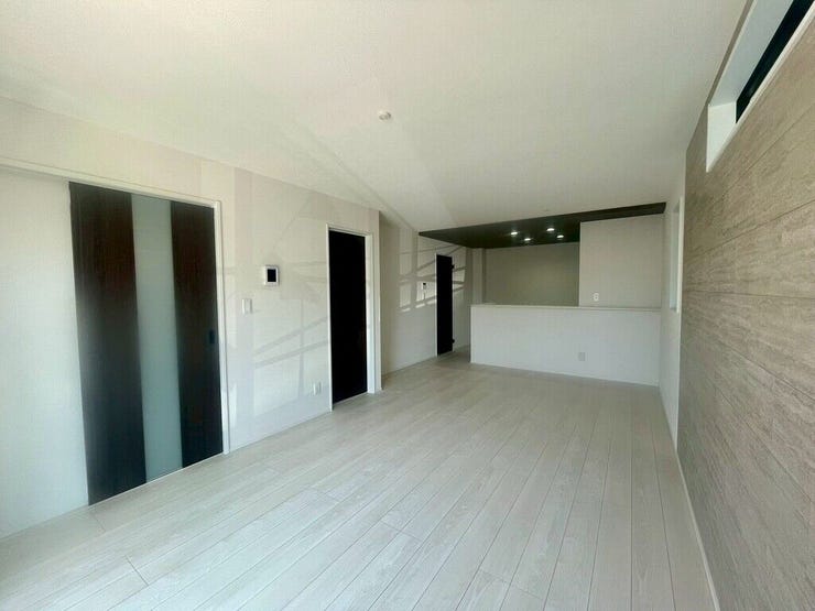 【Living】広々としたリビングは、大きな窓から自然光が差し込む温かな空間です。